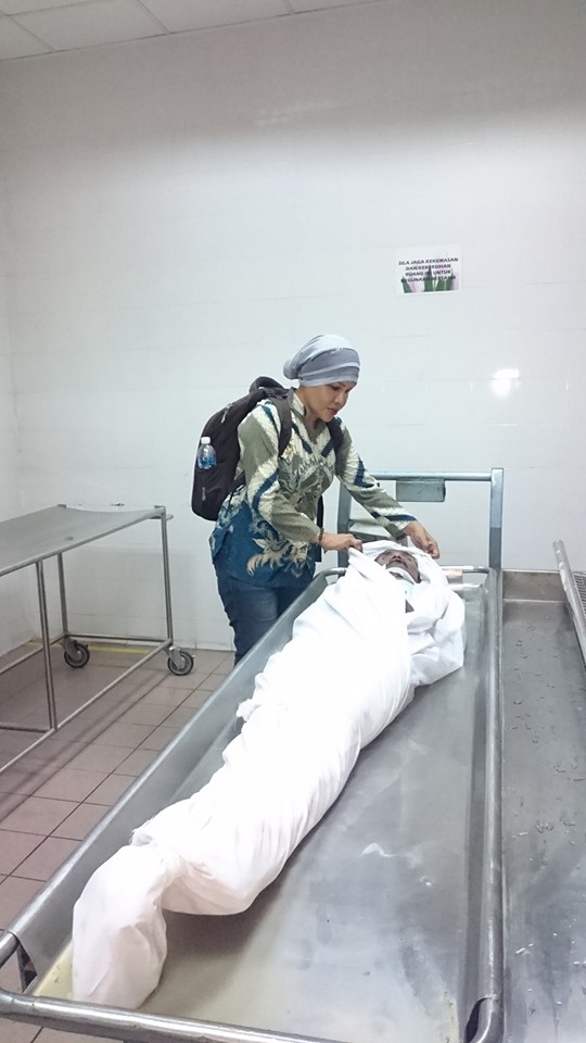 Awi, semasa berurusan petugas Imigresen di Depoh Tahanan Imigresen Bukit Jalil